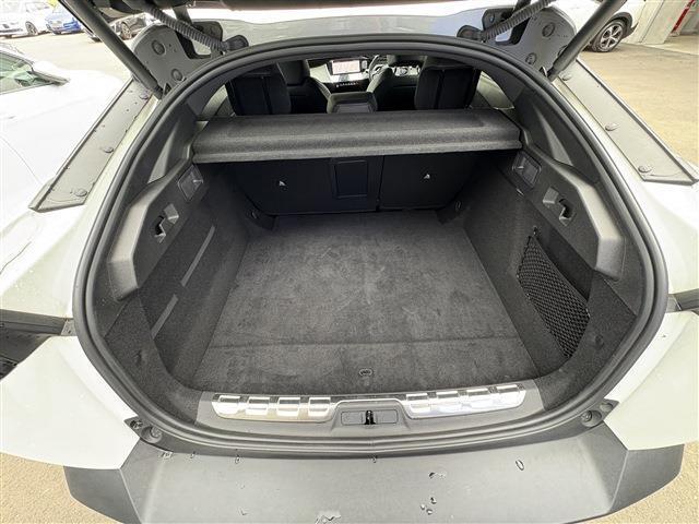 快適なショールームにて、お車選びのお手伝いから、ご購入後の整備待ちまで、ご対応致します。