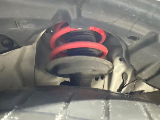 お車を安心してお乗りいただく為には、足回りの定期点検が欠かせません。サービスサポート（有償保証）では無料点検もご提供しており、安心のカーライフをお過ごしいただけるサポート体制が整っています。