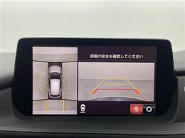 【360°ビュー・モニター】まるでクルマを真上から見下ろしたかのような視点で駐車をサポートします！クルマの斜め後ろや真横など、前後左右の4つのカメラの映像が合成されて、モニターに映し出されます。