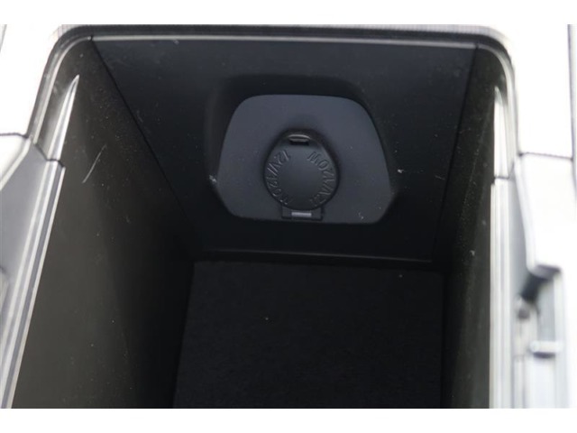 【アクセサリーソケット】12Vのカー用品等の電源供給が可能です。