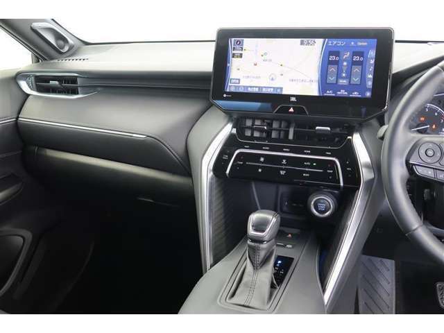 【まるまるクリーニング】内装工程では、中古車を気持ちよくお乗りいただけるよう清掃しております。シートの洗浄はもちろん、ニオイの元となるフロアカーペットまで洗浄・消臭を実施。