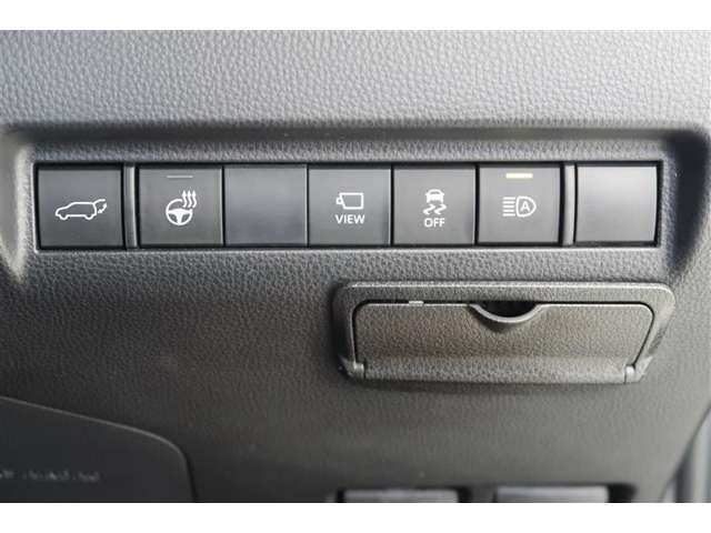 【パワーバックドア】車内に設置したスイッチやパワーバックドアのスイッチを押すことで、リアゲートの開閉が自動！！