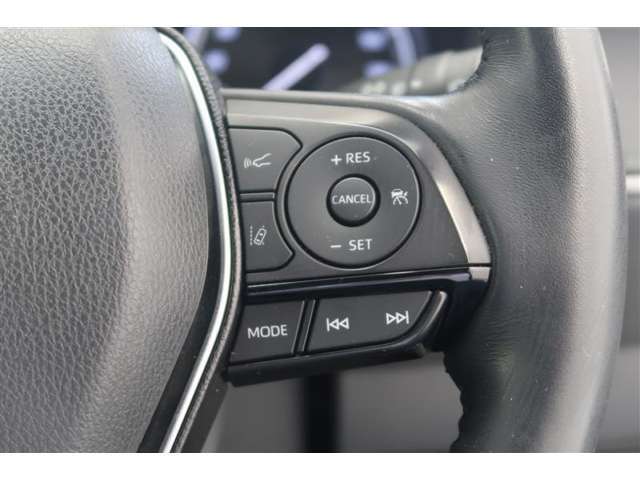 【レーダークルーズコントロール】アクセルペダルを踏まなくても、車間制御モードでは、先行車の車速変化に合わせた追従走行を行い、自動的に加速・減速・停止をします。