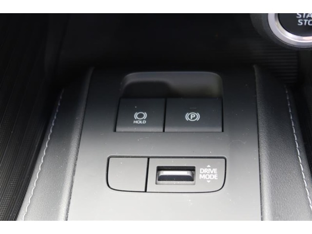 【電動パーキングブレーキ】オートモードのときは、シフトレバーの操作に応じてパーキングブレーキが自動で作動♪