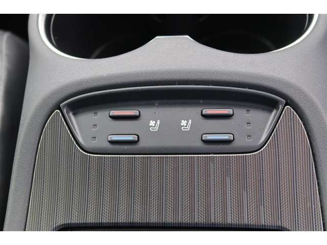【シートヒーター＆ベンチレーション】運転席、助手席ともにシートヒーター＆ベンチレーション装備です。暑い日は冷たい空気をシートに送り、寒い日はシートを温めてくれますので快適です♪