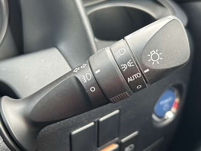「オートライト」　暗くなると自動でライトが点灯し、安全運転を手助け！