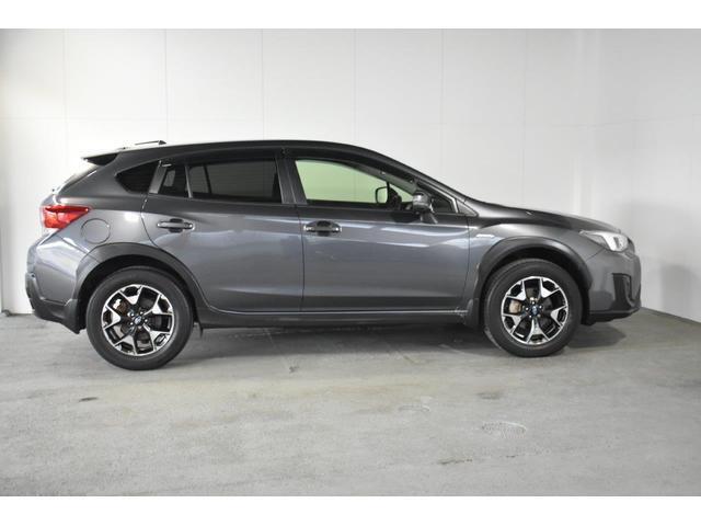 スバルの4WD(AWD)は直進安定性に優れ、日常走行から高速走行まで、さまざまなシーンで安心感に満ちた走りが愉しめます。それは悪路や泥道など左右のタイヤの路面状況が異なるシーンでも変わりません。
