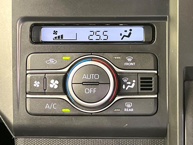 【オートエアコン】一度お好みの温度に設定すれば、車内の温度を検知し風量や温度を自動で調整。暑い…寒い…と何度もスイッチ操作をする必要はありません。快適な車内空間には必須の機能ですね♪