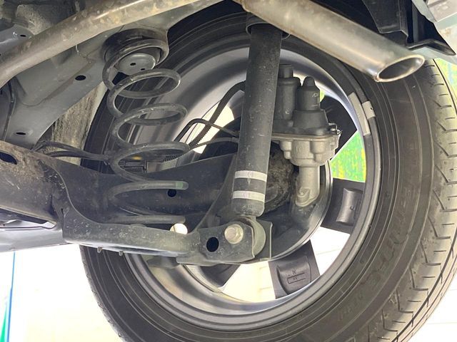 お車を安心してお乗りいただく為には、足回りの定期点検が欠かせません。サービスサポート（有償保証）では無料点検もご提供しており、安心のカーライフをお過ごしいただけるサポート体制が整っています。