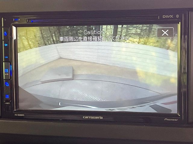 【バックカメラ】駐車時に後方がリアルタイム映像で確認できます。大型商業施設や立体駐車場での駐車時や、夜間のバック時に大活躍！運転スキルに関わらず、今や必須となった装備のひとつです！