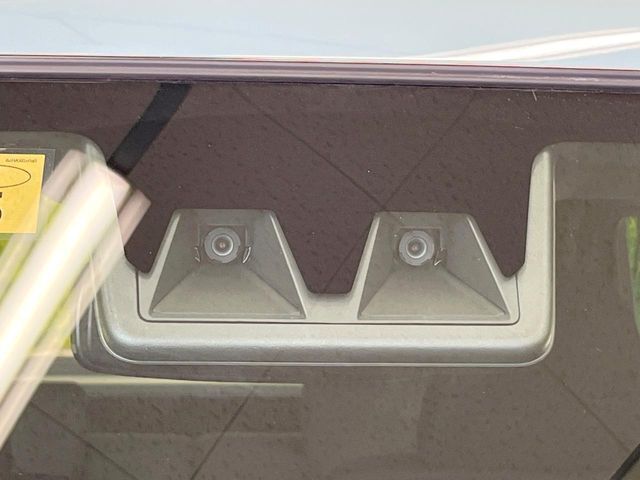 【スマートアシスト】走行中に前方の車両等を認識し、衝突しそうな時は警報とブレーキで衝突回避と被害軽減をアシスト。より安全にドライブをお楽しみいただけます。