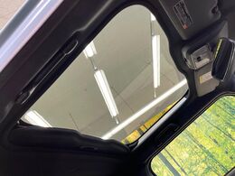 【ガラスルーフ】ガラスルーフ搭載で車内の解放感が一気にアップ！開放的なドライブをお楽しみいただけます。
