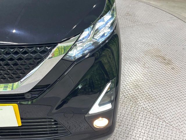 【LEDヘッドライト】悪天候や夜間走行時も良好な視界を確保し安心して運転できる高輝度LEDヘッドライトを装備！点灯速度が早く、消費電力も抑えられています。