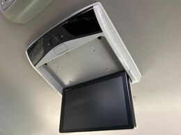 【フリップダウンモニター】大画面モニターで後席でもエンタメをお楽しみいただけます。小さなお子様にも大人気の装備です♪