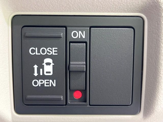 【パワースライドドア】スマートキーや運転席のスイッチでスライドドアの開閉が可能♪電動だから力を入れてドアを開ける必要が無く、小さいお子様でも、重い荷物を持っている時もラクに開け閉めできます♪