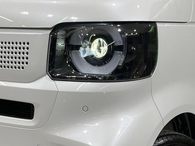 【LEDヘッドライト】悪天候や夜間走行時も良好な視界を確保し安心して運転できる高輝度LEDヘッドライトを装備！点灯速度が早く、消費電力も抑えられています。