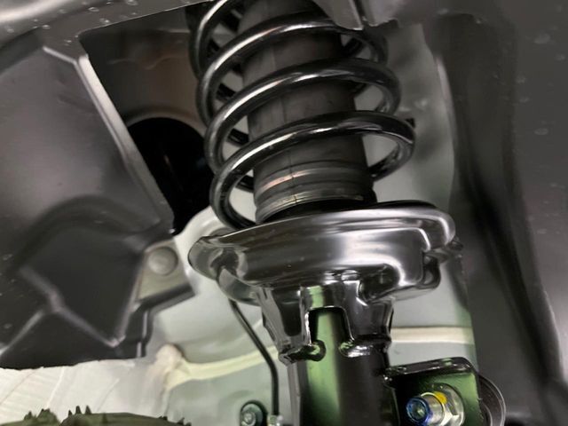 お車を安心してお乗りいただく為には、足回りの定期点検が欠かせません。サービスサポート（有償保証）では無料点検もご提供しており、安心のカーライフをお過ごしいただけるサポート体制が整っています。