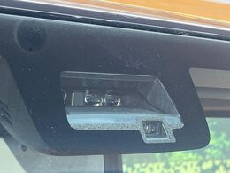 【スズキ　セーフティサポート】走行中に前方の車両等を認識し、衝突しそうな時は警報とブレーキで衝突回避と被害軽減をアシスト。より安全にドライブをお楽しみいただけます。