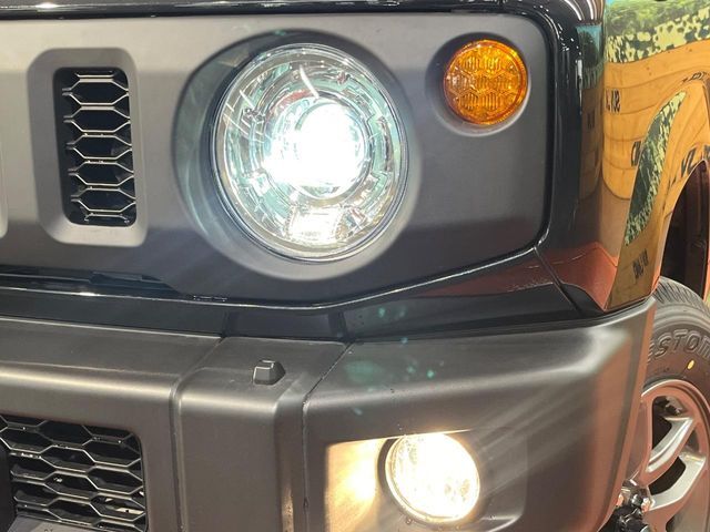 【LEDヘッドライト】悪天候や夜間走行時も良好な視界を確保し安心して運転できる高輝度LEDヘッドライトを装備！点灯速度が早く、消費電力も抑えられています。