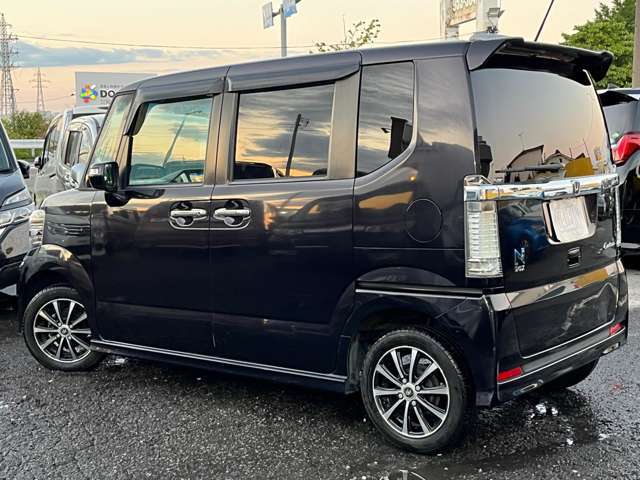 車体はコンパクトで小回りも利き、運転がしやすい車両です♪街乗りはもちろん、旅行などの遠出にも最適な使い勝手の良い車両となっております♪