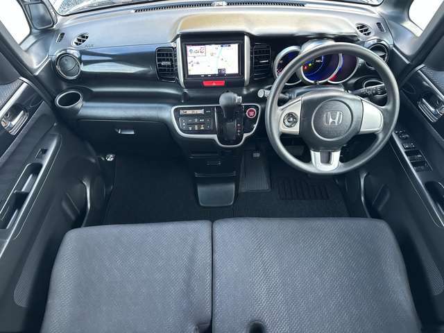 車内はご覧の通り清潔感のある室内でございます♪スイッチ類などもシンプルな操作のしやすいものですので機械が苦手な方でも安心ですね♪