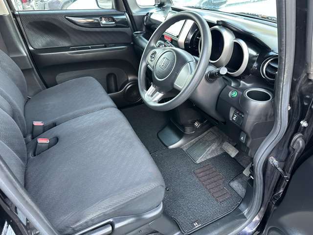 運転席のシートも目立つようなシミや汚れなどもなくキレイな状態です♪足元も広々としておりますのでゆったり乗れます♪
