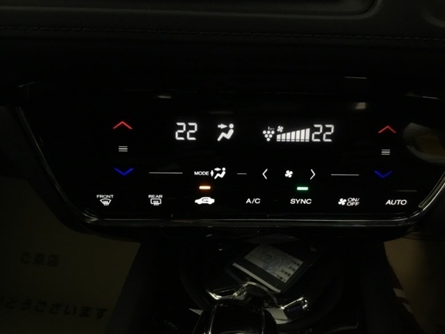 運転席・助手席それぞれで温度調節が可能です。
