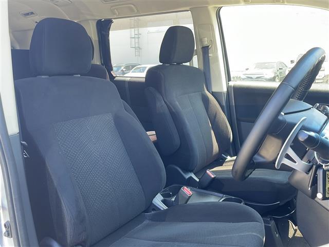 運転席の画像です。店舗にて現車の確認もいただけますので、お電話で在庫のご確認の上是非ご来店くださいませ！！！