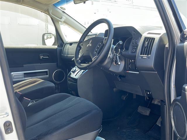運転席の画像です。店舗にて現車の確認もいただけますので、お電話で在庫のご確認の上是非ご来店くださいませ！！！