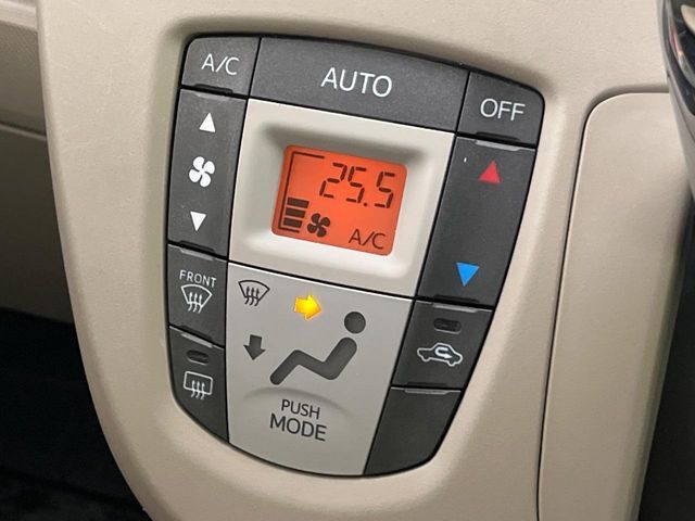 【オートエアコン】一度お好みの温度に設定すれば、車内の温度を検知し風量や温度を自動で調整。暑い…寒い…と何度もスイッチ操作をする必要はありません。快適な車内空間には必須の機能ですね♪