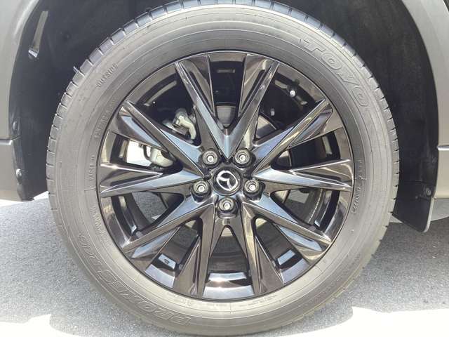 225/55R19の純正のアルミホイール。デザインもさる事ながら、切削加工により、重量軽減と立体感を与えられた贅沢なアルミホイールです！