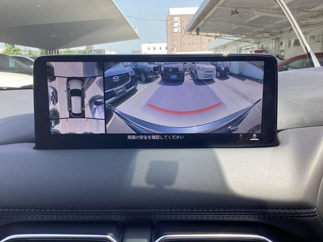 360°ビューモニターでは、両サイドとフロント、バックカメラの合成で、あたかも上空から見下ろした様に周囲を確認して頂けます。駐車場だけでなく、T字路等でも活躍のアイテムです！