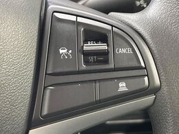 【アダプティブクルーズコントロール】高速道路での長距離走行が楽に！！自動で速度を保つクルーズコントロールが、衝突軽減システムと連携し、前方の車両を感知して車間を保つように速度調節してくれます！！