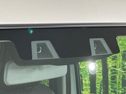 【スズキ　セーフティサポート】走行中に前方の車両等を認識し、衝突しそうな時は警報とブレーキで衝突回避と被害軽減をアシスト。より安全にドライブをお楽しみいただけます。