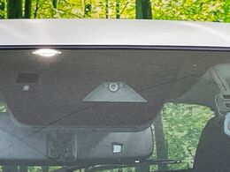 【アドバンストスマートシティブレーキサポート】低速走行中に前方の車両等を認識し、衝突しそうな時は警報とブレーキで衝突回避と被害軽減をアシスト。より安全にドライブをお楽しみいただけます。
