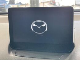 【8インチマツダコネクト】車内の雰囲気にマッチした大型のディスプレイ。スマホ接続でのナビ使用やBluetooth再生等、様々な機能が楽しめます。直感的なダイヤル操作が可能で、使い勝手も良好です。