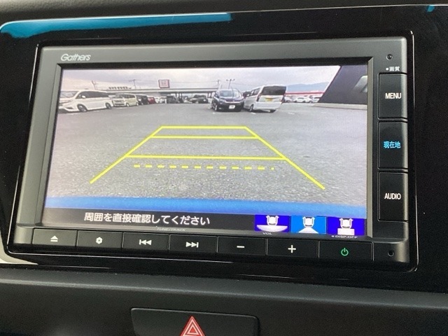 ガイド線表示機能付きのバックカメラで、バックでの車庫入れも安心です。