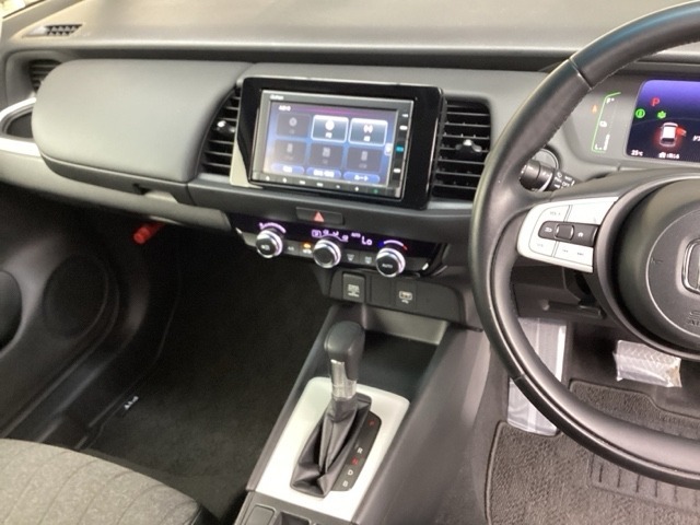シンプルでとても使いやすいフロアシフトに、パーキングブレーキは電子制御パーキングブレーキです。