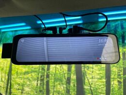 【ドラレコ付きデジタルインナーミラー】後席の大きな荷物や同乗者で後方が確認しづらい時でも安心！カメラが撮影した車両後方の映像をルームミラー内に表示。クリアな視界で状況の確認が可能です！