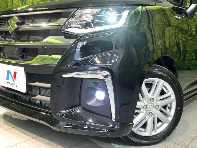 【LEDヘッドライト】悪天候や夜間走行時も良好な視界を確保し安心して運転できる高輝度LEDヘッドライトを装備！点灯速度が早く、消費電力も抑えられています。