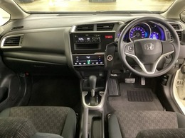 車内は光触媒抗菌消臭施工済です。インパネ周りはスタイリッシュなデザインで機能や装備も充実しています。グローブボックスやカップホルダーのほかにトレーなどたくさんの収納スペースが付いています。