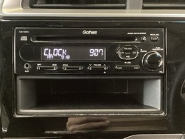 純正CDチューナーにはAUX入力端子がついてますので外部入力から音楽などを楽しめます。その下には1DIN分の小物入れがついています。CDケースなどを入れるのに便利です。