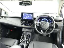 デザインもよく、居心地のよい運転席ですね。分かりやすいスイッチ類ですから操作もしやすく運転をサポートします。ぜひご来店いただき、実際にお座りいただいてステアリングを握ってみてください！
