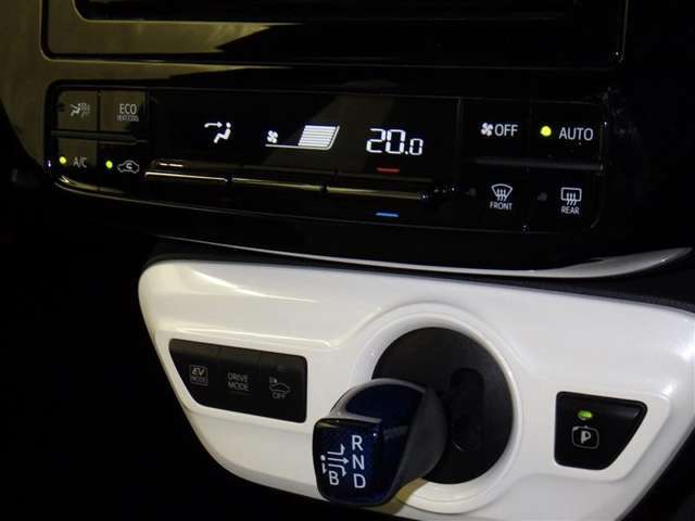 【オートエアコン】お好みの温度に設定して頂くと、車内の温度を自動調整♪快適にクルマの中を過ごして頂けます。