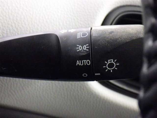 【オートライト】車外の明るさに応じて、自動的にライトの点灯・消灯をしてくれます。