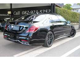 AMGパフォーマンスステアリング/AMGスポーツエグゾースト/AMGロゴ入りレッドキャリパー/AMGクロススポーク20AW