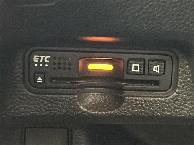 【ETC】有料道路を利用する際に料金所で停止することなく通過できる、ETC車載器（ノンストップ自動料金収受システム機器）が装備されています。セットアップを行うことで利用可能になります。