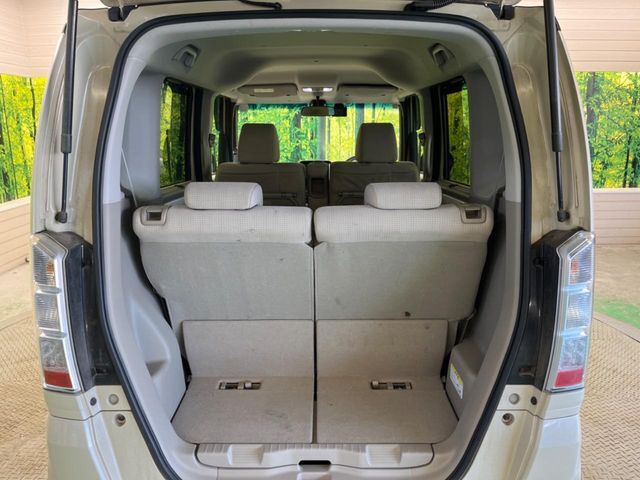 普段のお買い物や通勤、送迎等に十分な荷室スペースを確保しております。セカンドシートを倒すと、大きな荷物の積載も可能です♪