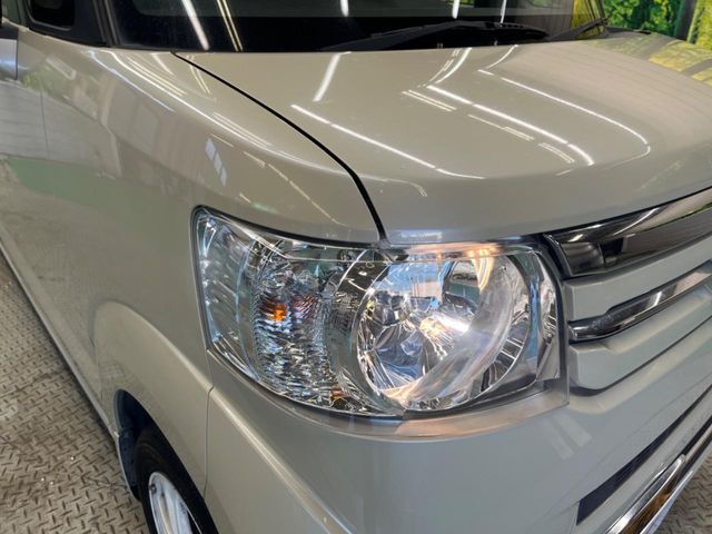 【HIDヘッドライト】非常に明るく前方を照らしてくれるので、悪天候や夜間の走行時も視界良好で安心してお乗りいただけます。