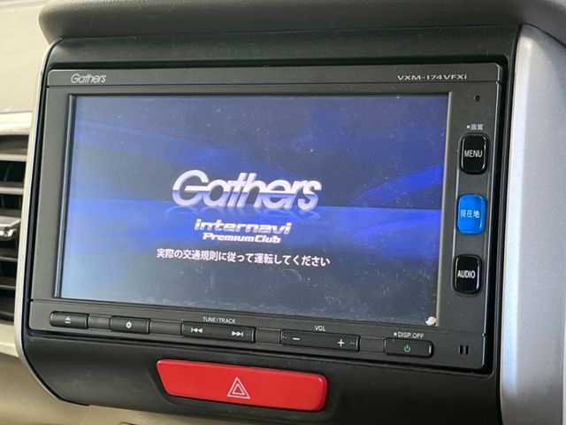 【純正ナビ】人気の純正ナビを装備しております。ナビの使いやすさはもちろん、オーディオ機能も充実！キャンプや旅行はもちろん、通勤や買い物など普段のドライブも楽しくなるはず♪